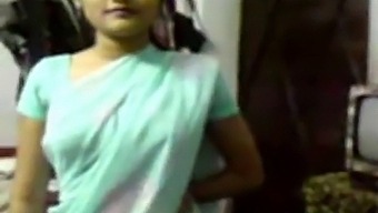 Sensual Indian Girl In Saree Entices Viewers (New)