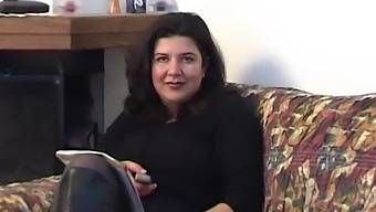 Una Donna Autentica Si Concede Atti Hardcore E Di Sega
